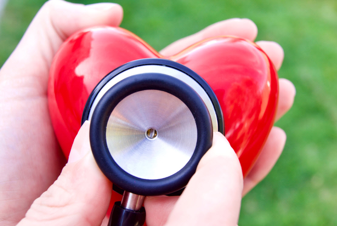 nurse-holding-a-stethoscope-up-to-a-red-heart-7J7FY4Eweb nurse-holding-a-stethoscope-up-to-a-red-heart-7J7FY4Eweb