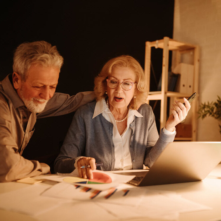 an-elderly-couple-working-in-the-late-evening-disc-MY3TPNKweb an-elderly-couple-working-in-the-late-evening-disc-MY3TPNKweb