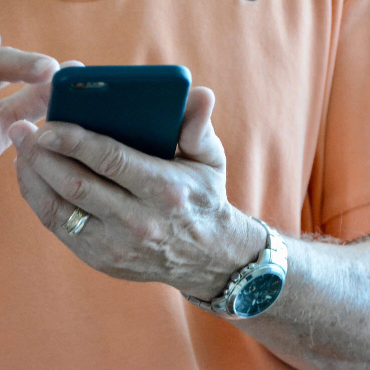 cell-phone-WFKUWT9_web cell-phone-WFKUWT9_web